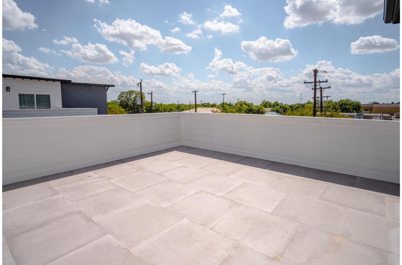 Gorgeous 3 Bedroom 2 Ba Near Amazing Downtown Apartment *